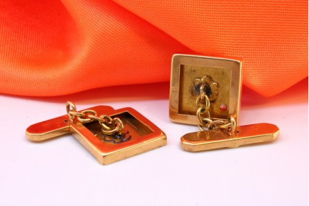  Botões de punho em ouro em forma quadrada com pedras brancas em triângulos 